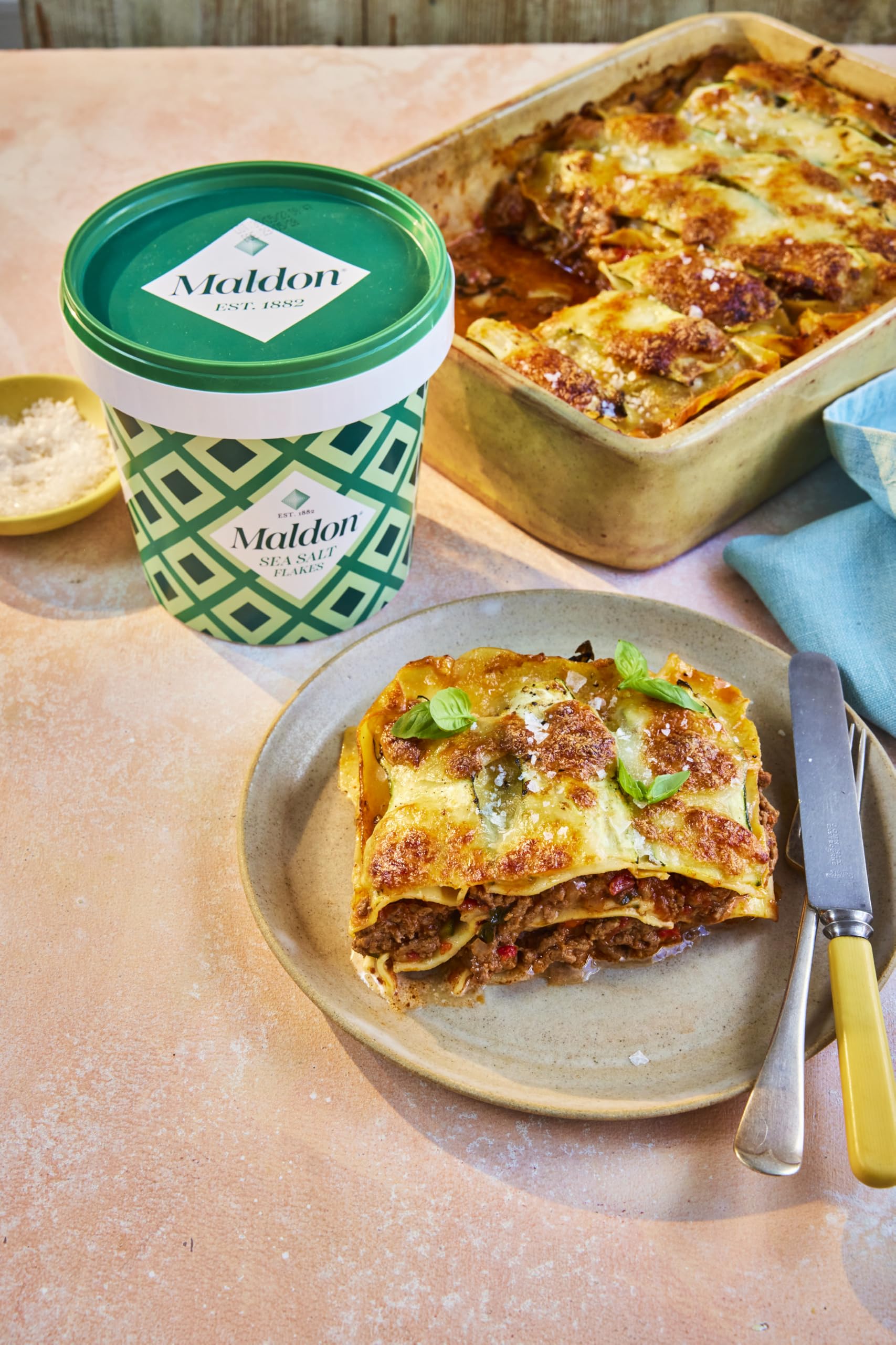 Maldon Salt, Sea Salt Flakes, 20 oz (570 g), Resealable Tub, Kosher, Natural, Handcrafted, Gourmet, Pyramid Crystals